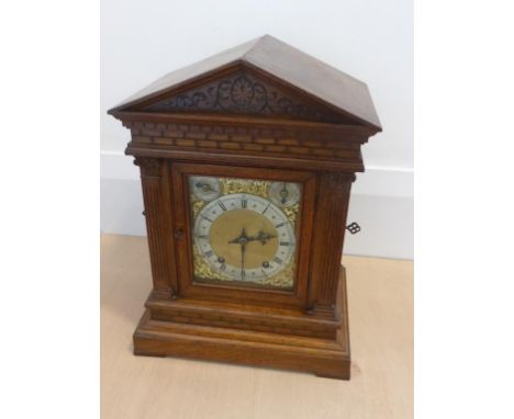 EDWARDIAN OAK CASED BRACKET CLOCK, 8 DAY MOVEMENT HAVING A GILT ARCHED DIAL ENGRAVED WITH FOLIATE SCROLLS, GILT SPANDRELS, ST