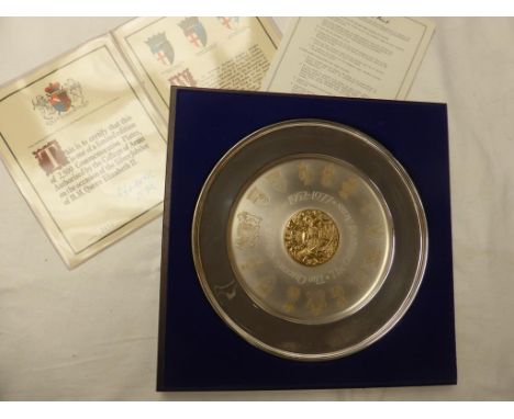 COMMEMORATIVE DANBURY MINT QUEEN'S SILVER JUBILEE COLLEGE OF ARMS COMMEMORATIVE PLATE IN STERLING SILVER EMBELLISHED WITH 24 