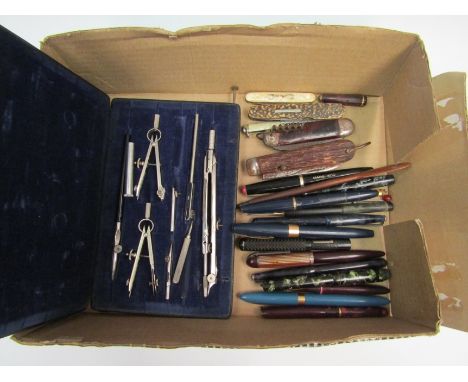 A cased geometry set together with a collection of fountain pens (to include Kingswood, marbled examples) and five pen knives
