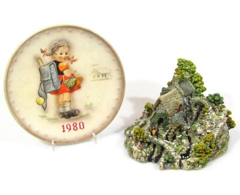 A Gobel Hummel Christmas plate, 1980, and a Lilliput Lane cottage, Stocklebeck Mill, labelled beneath, 14cm high. (2)