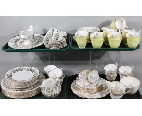A Royal Worcester Lavinia pattern part service, to include gravy boat, Z821, 9cm high, on stand, oval meat plate, dinner plat