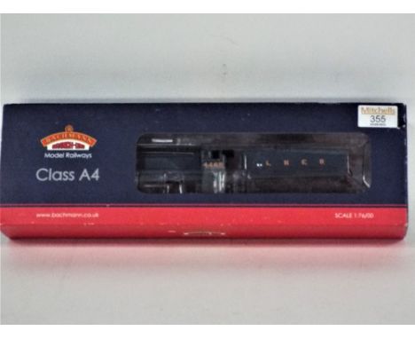 Bachmann 00 gauge boxed steam locomotive, class A4 Mallard
