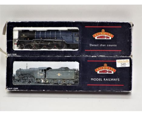 Two Bachmann 00 gauge boxed steam locomotives, a V2 weathered 60834 and a 4-6-2 North British class A1 locomotive  