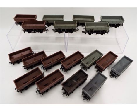 Eighteen Hornby Dublo Hopper wagons 