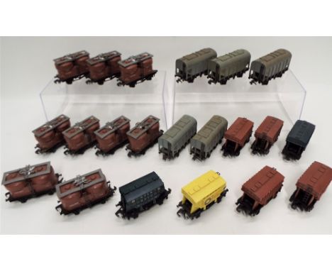 Twenty one Hornby Dublo pressflo closed bulk Hopper wagons and Prestwin chemical wagons 