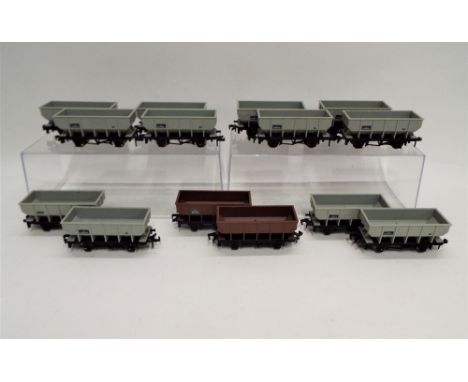 Fourteen Hornby Dublo Hopper wagons 