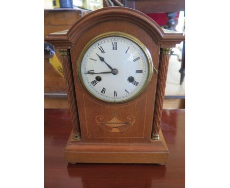 An Edwardian oak and inlaid striking mantel clock - Height 33 cm 