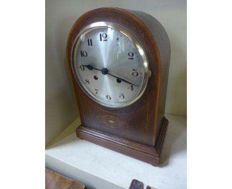 An oak case with inlay eight day mantel clock strikes hour/half on gong
Condition report: Working with key