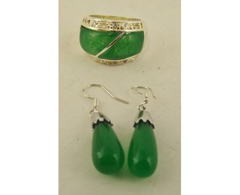 A PAIR OF JADE AND SILVER COLOURED METAL DROP EARRINGS, together with a matching RING stamped .925, size R 