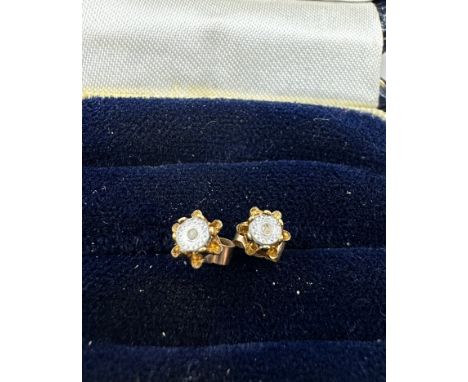 9ct gold diamond stud earrings (0.3g)
