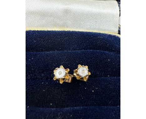 9ct gold diamond stud earrings (0.3g)