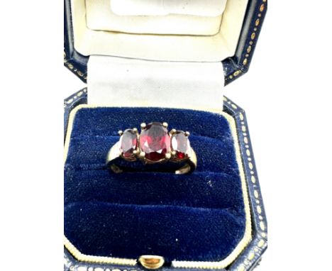 9ct gold garnet three stone ring with diamond accents (2g)