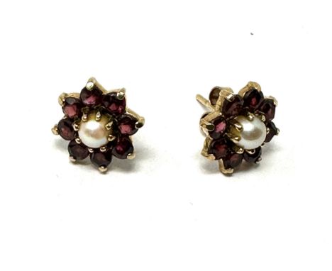 9ct gold cultured pearl &amp; garnet cluster stud earrings (2.8g)