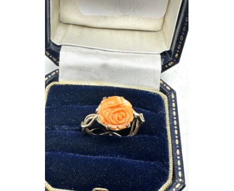9ct gold carved coral floral ring (2.1g)