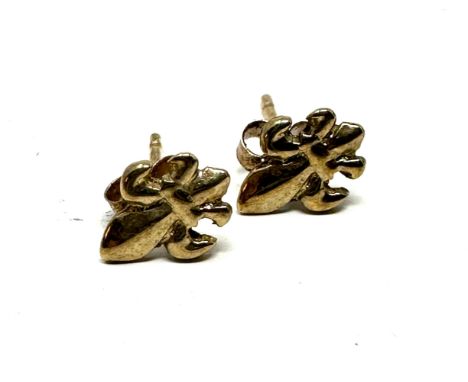 9ct gold paired fleur de lis stud earrings (0.5g)