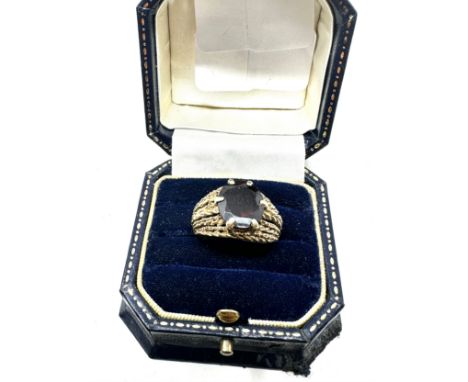 9ct gold garnet ring (4.6g)