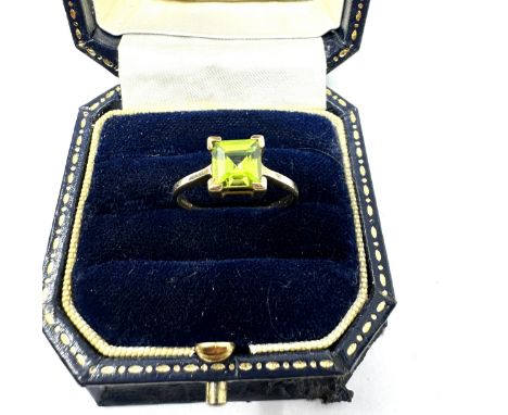 9ct gold peridot ring 2.2g