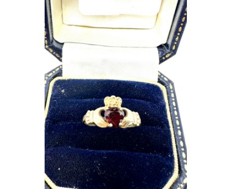 9ct gold garnet claddagh style ring (1.2g)