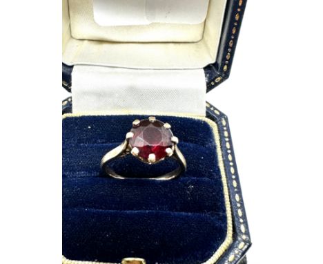 9ct gold garnet  ring (3g)