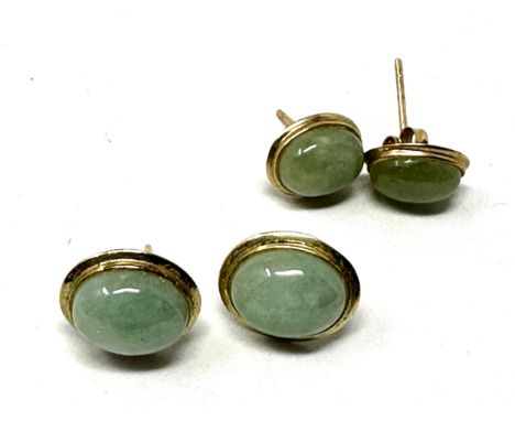 2 x 9ct gold paired jade stud earrings (3.6g)