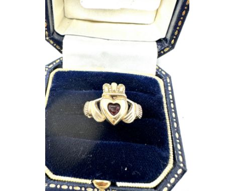 9ct gold garnet heart claddagh style ring (2.2g)