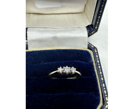 9ct gold  diamond three stone ring (1.2g)