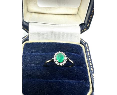 9ct gold diamond &amp; emerald  ring (1.3g)