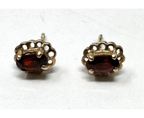9ct gold garnet earrings 0.8g