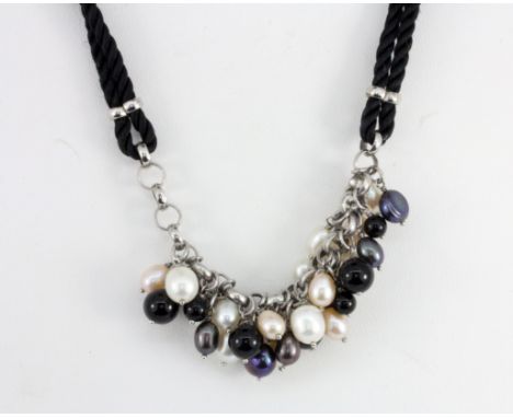 A 925 silver pearl and onyx set necklace, L. 40cm.