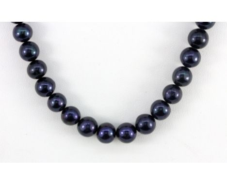 A single strand cutlured black pearl necklace, L. 44cm.