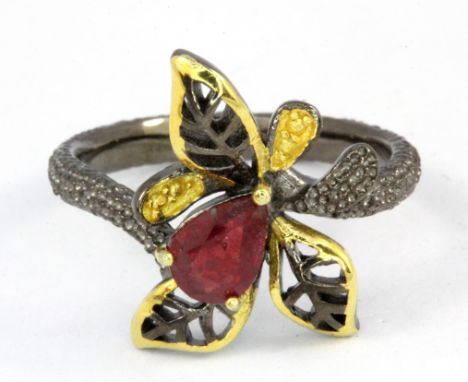 A Hana Maae designer 925 silver gilt ring set with a per cut ruby, (O).