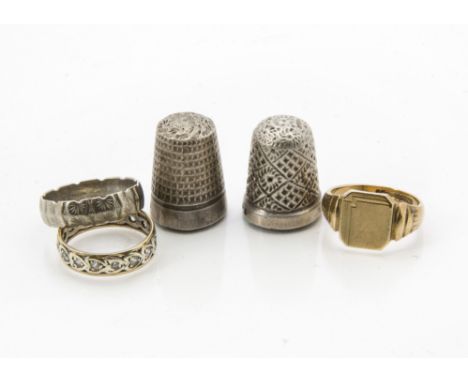 Three 9ct gold rings and two silver thimbles, including signet ring, a white gold wedding band and a full eternity ring, 13.3