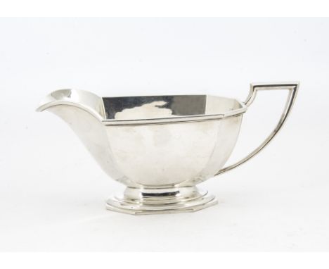 An Art Deco period silver sauce boat by Barker Ellis Silver Co, Birmingham 1938, 9.5 oztfew light scratches to the silver, on