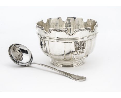 A fine George V silver punch bowl by Daniel & John Wellby, having insert rim on bowl with twin handles, London 1928, 37.5 ozt