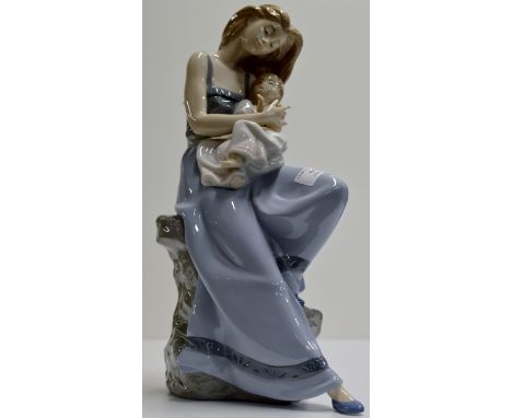 A LARGE 15" NAO PORCELAIN DOUBLE FIGURINE ORNAMENT - A YOUNG LADY CRADLING A SMALL CHILD, REG NUMBER 1297     