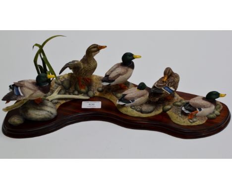 A LARGE BORDER FINE ARTS DUCK GROUP, ON WOODEN STAND, LIMITED EDITION 1049/1250, BY R. ROBERTS     