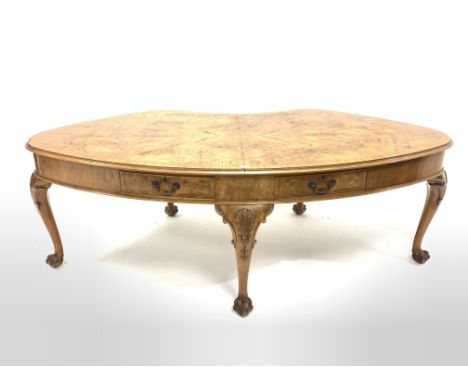 Early to mid 20th century Georgian style large walnut kidney shaped library table, the cross banded and moulded top over frie