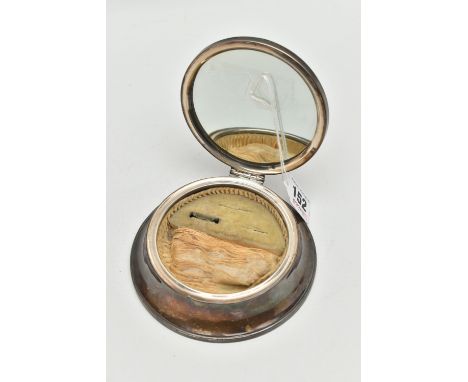 A 1920'S SILVER SMALL JEWELLERY BOX, of circular outline, the hinged lid set with plastic faux tortoiseshell to the outer and