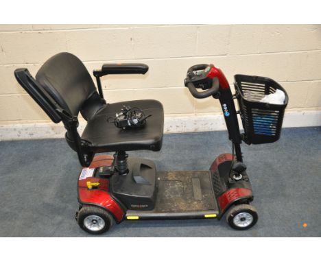 A GOGO ELITE TRAVELLER LX MOBILITY SCOOTER with one key and power supply (PAT pass and working) (Condition report: very good)