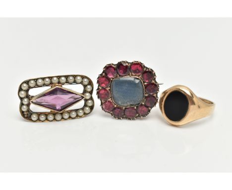A 9CT GOLD SIGNET RING AND TWO BROOCHES, an onyx set signet ring, hallmarked 9ct Birmingham, ring size H, approximate gross w