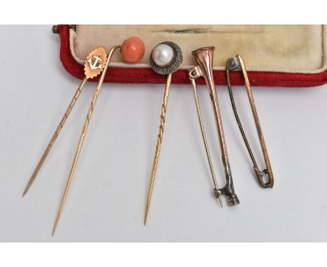 A SELECTION OF EARLY 20TH CENTURY BROOCHES AND STICKPINS, to include a horn brooch, stamped rolled gold, a bar brooch with en