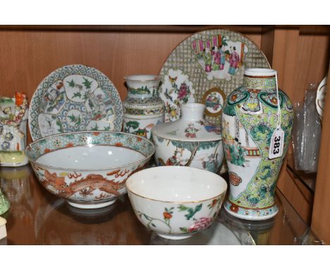 A GROUP OF 19TH AND EARLY 20TH CENTURY CHINESE FAMILLE VERTE AND FAMILLE ROSE PORCELAIN, ETC, comprising a circular plate dec