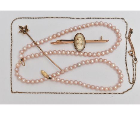 A SMALL ASSORTMENT OF JEWELLERY, to include a light pink cultured pearl necklace, fitted with a yellow metal clasp, stamped 3