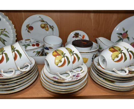 FORTY FOUR PIECES OF ROYAL WORCESTER EVESHAM TEA AND DINNER WARES, to include a meat plate, a sauce boat and stand, a roastin