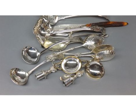 Mixed Lot of silver plated wares: scissor-formed salad servers, ladle, horn-mounted fish servers, Kings pattern small ladle a