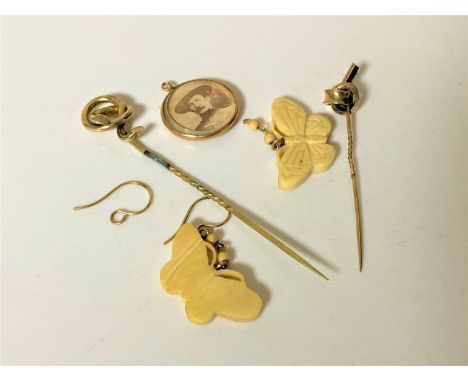 Assorted gold and gold mounted jewellery including bone butterfly earrings, two pins and a pendant