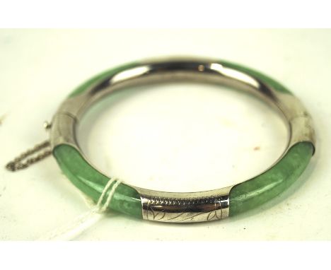 A contemporary silver and jade hinged bangle, stamped 925, approximately 7.5cm diameter
