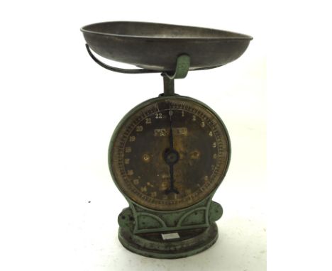 A set of vintage Salter No 50 metal kitchen scales, 22lb by 1oz, with original metal weighing dish