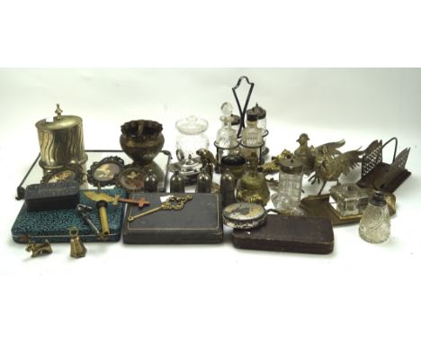 A collection of silver plated and other metalwares, to include a cased silver handled vanity set, brass Lincoln Imp door knoc