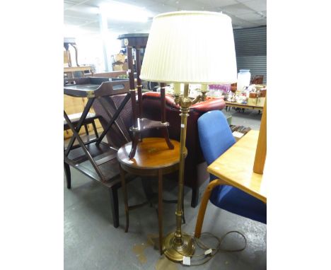 AN EDWARDIAN INLAID MAHOGANY CIRCULAR OCCASIONAL TABLE WITH UNDERTIER AND A BRASS ELECTRIC STANDARD LAMP 